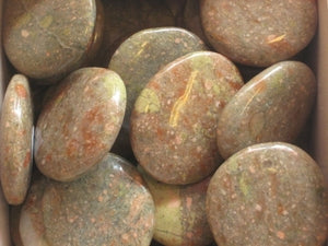 Platte steen Epidoot ca 4cm