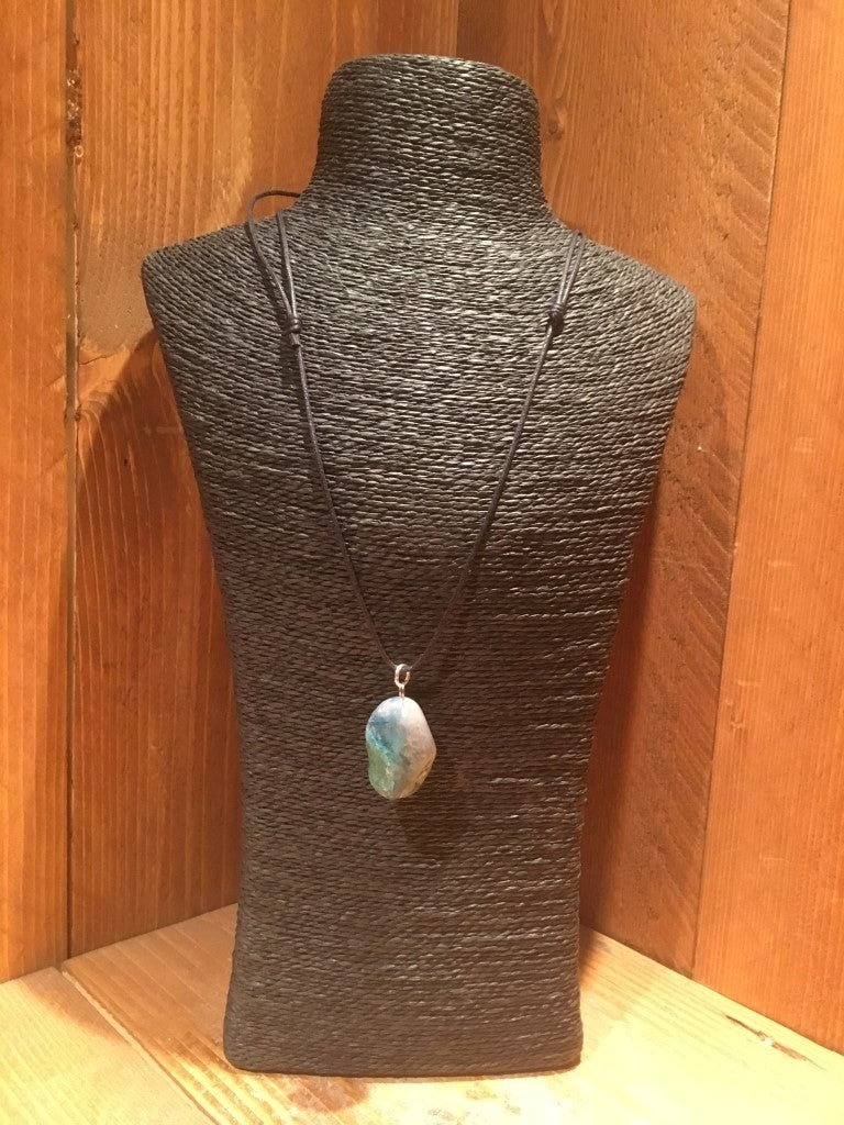 Ajoiet Hanger Groot aan Koord - Halssieraad Groen / Blauw - c.a. 3x1,5cm