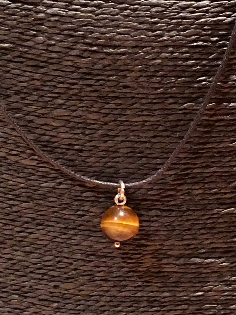 Tijgeroog Hanger aan Koord - Halssieraad Bruin - c.a. 1x1cm