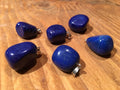 Blauwe Howliet Hanger aan Koord - Halssieraad Blauw - c.a. 1,5x1cm