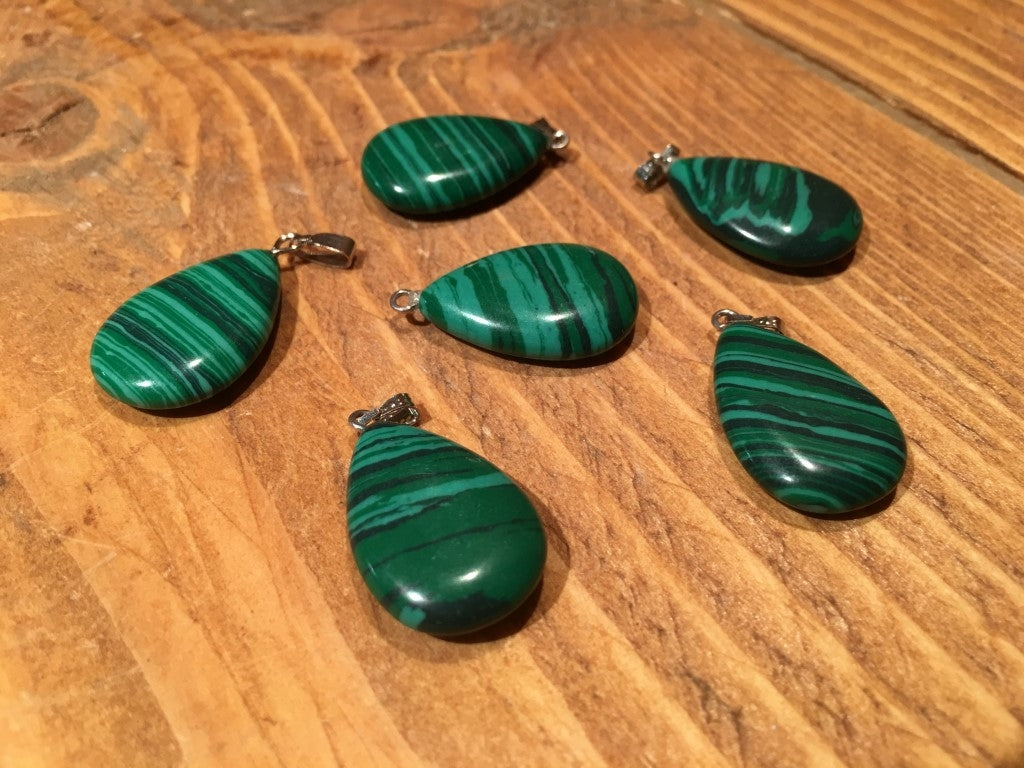 Malachiet Hanger aan Koord - Halssieraad Groen - c.a. 2,5x1,5cm