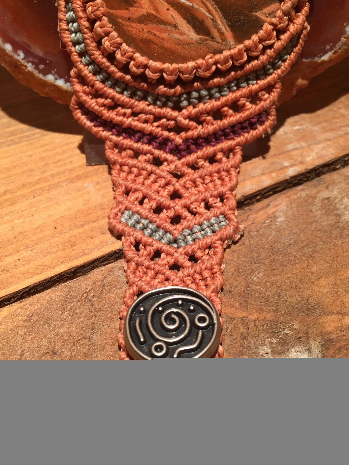 Handgemaakte Armband van Macramé cord met ingelegd Jaspis Brecci