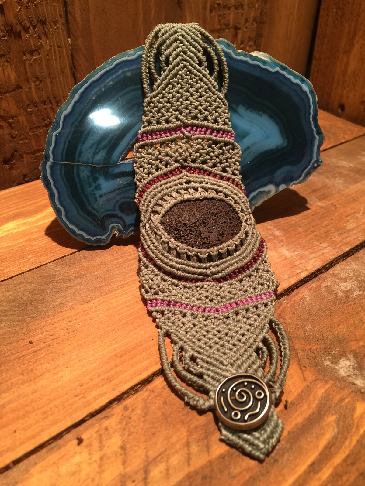 Handgemaakte Armband van Macramé cord met ingelegd Lavasteen