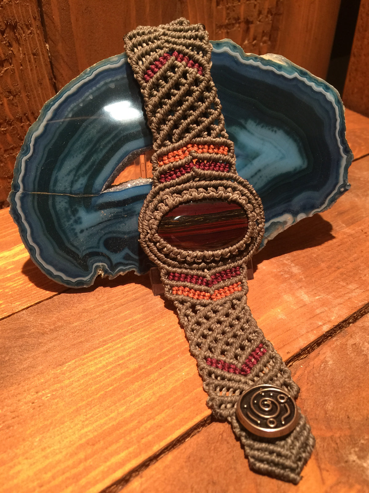 Handgemaakte Armband van Macramé cord met ingelegd TijgerIjzer