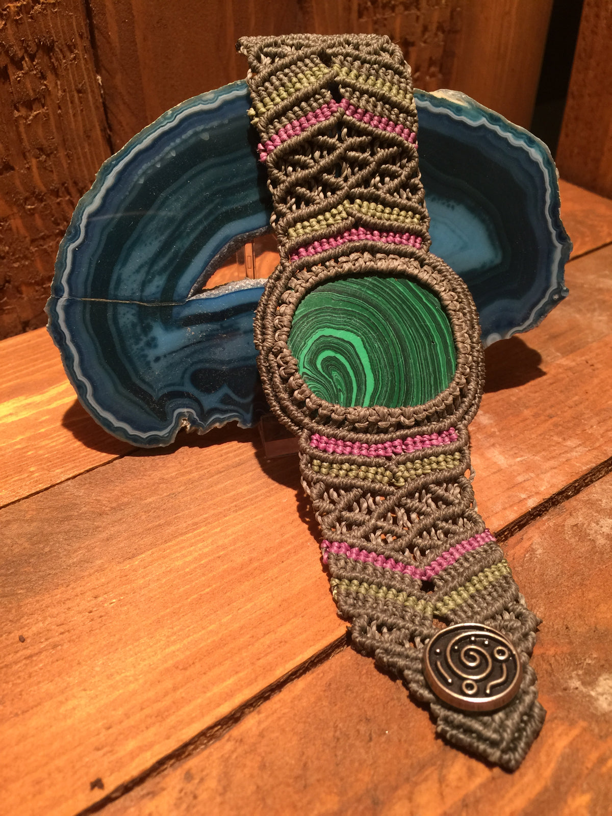 Handgemaakte Armband van Macramé cord met ingelegd Malachiet