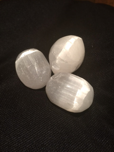 Witte Seleniet knuffelsteen - c.a. 25gr - 3x3x2cm