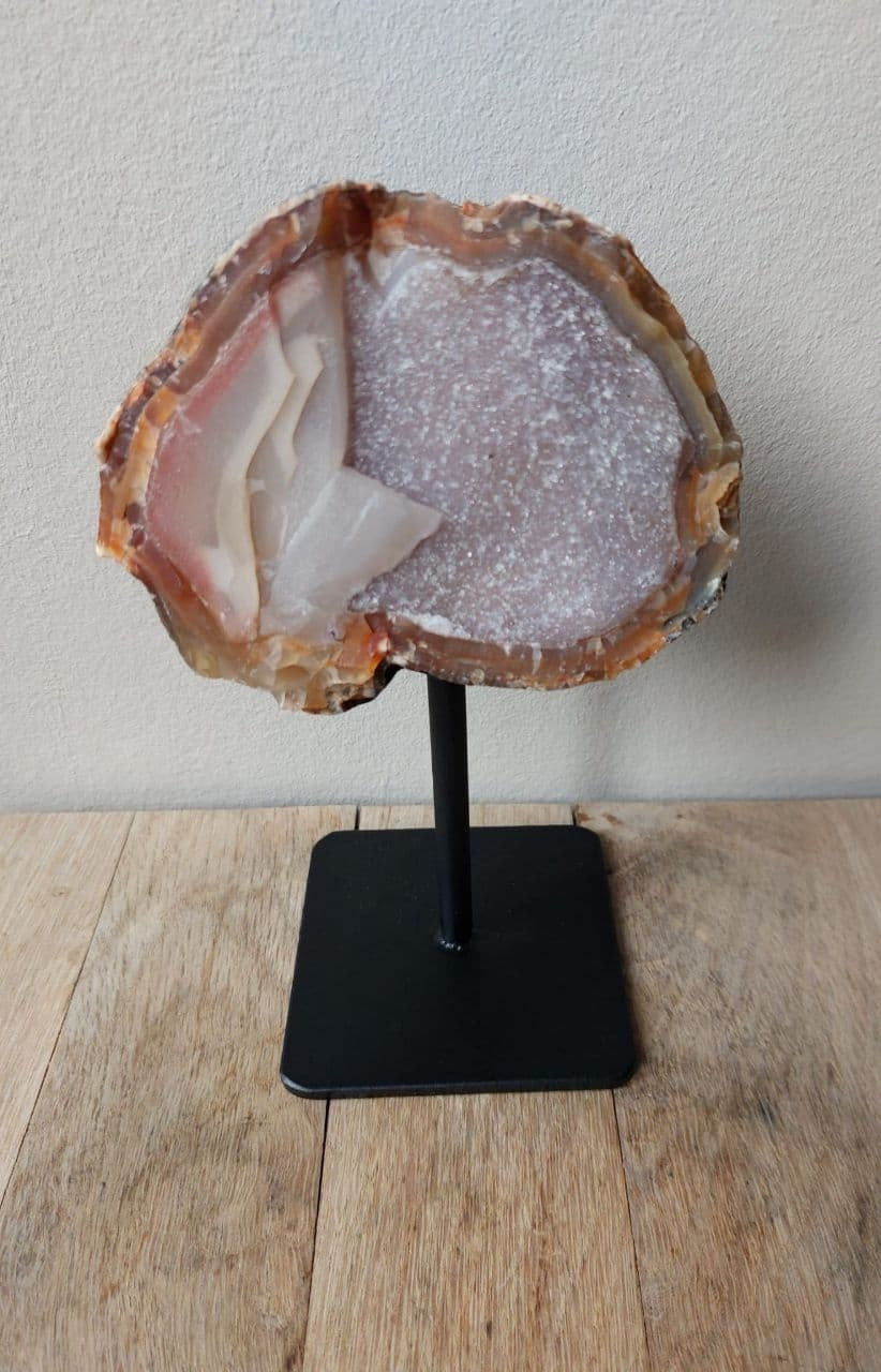 Natuur Agaat op Metalen Standaard - Rode Agaat (gebrand) met Zwarte Standaard - 19x11cm - 0.9kg