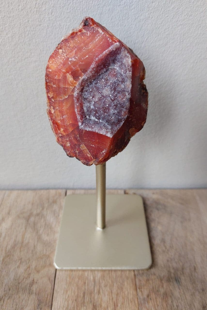 Natuur Agaat op Metalen Standaard -Rode Agaat (gebrand) met Goud Standaard - 17cmx8cm - 0.4kg