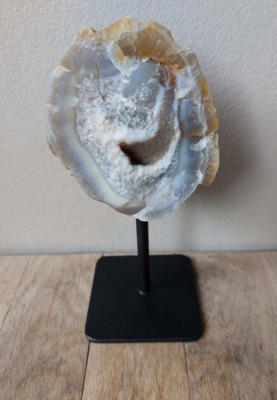 Natuur Agaat op Metalen Standaard -Blauwe Agaat met Zwarte Standaard - 19cmx10cm - 0.7kg