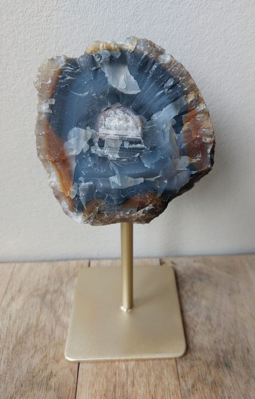 Natuur Agaat op Metalen Standaard - Blauw / Rode Agaat met Gouden Standaard - 19cmx9cm - 0.7kg