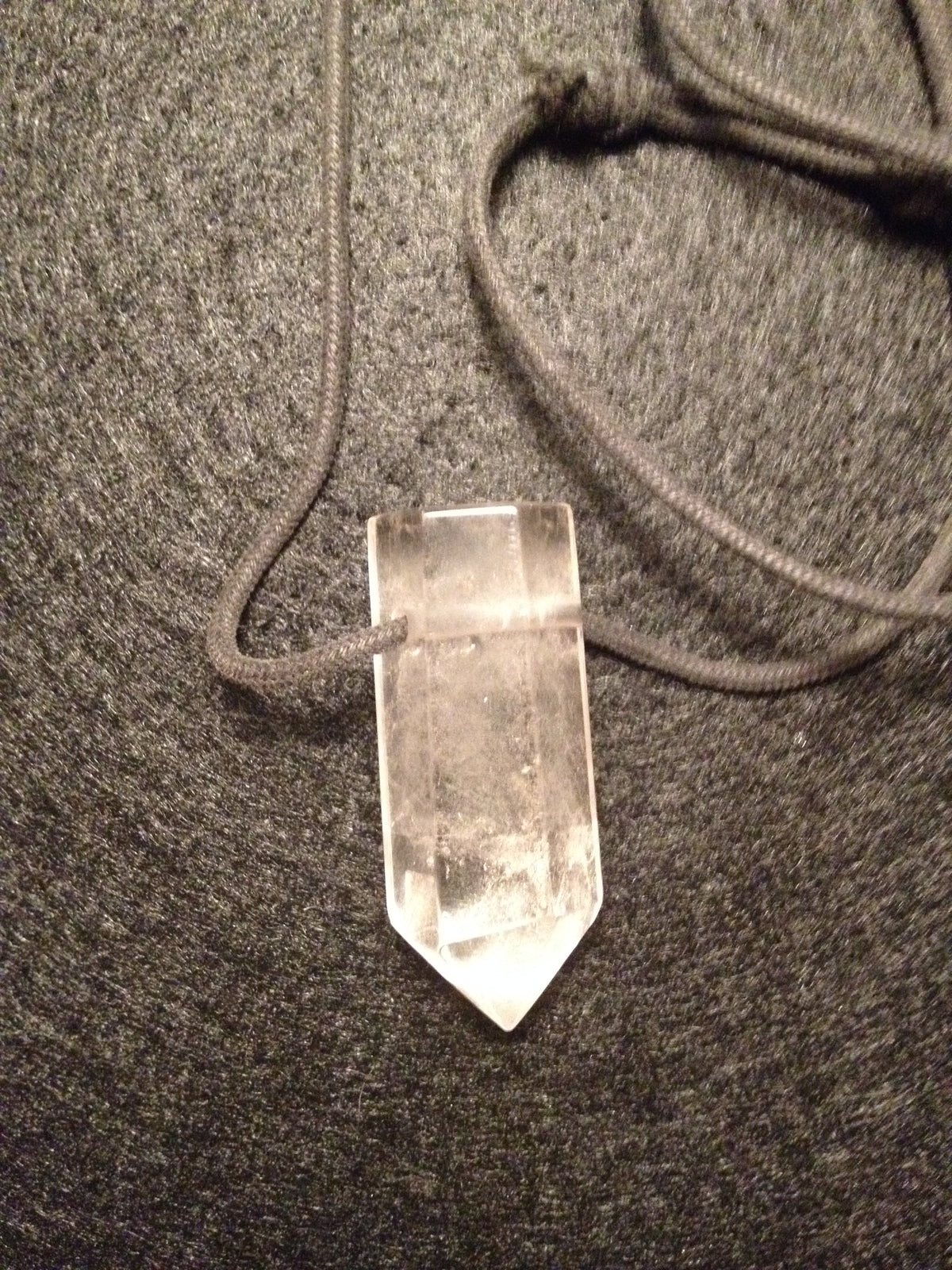 Lemurian Bergkristal punt aan zwart koord (Handgemaakt)
