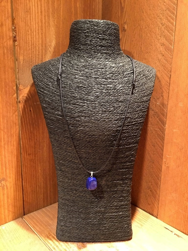 Blauwe Howliet Hanger aan Koord - Halssieraad Blauw - c.a. 1,5x1cm