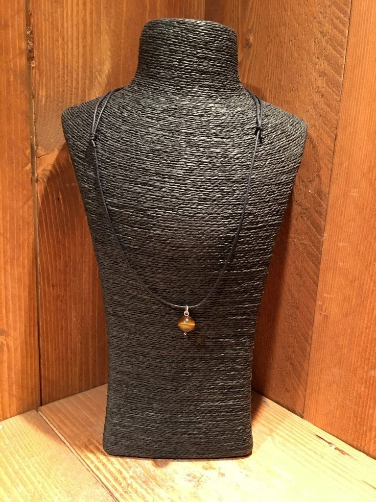Tijgeroog Hanger aan Koord - Halssieraad Bruin - c.a. 1x1cm