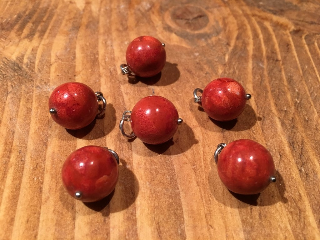 Bloedkoraal Hanger aan Koord - Halssieraad Rood - c.a. 1x1cm
