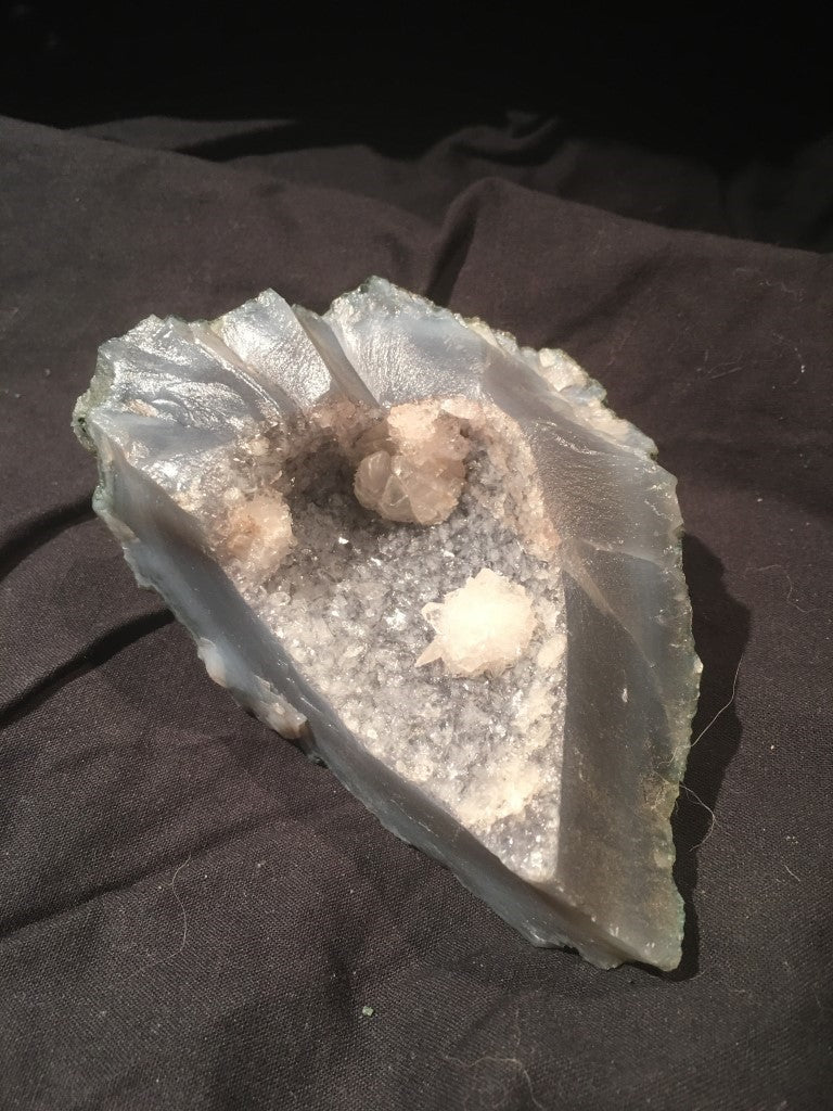 Amethist in Chalcedoon Kristal - Cluster / Geode - Brazilië - 460gr 8x11x5,5cm