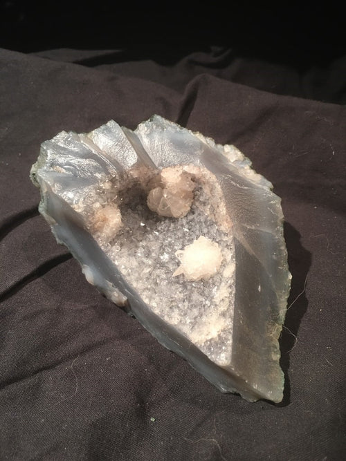 Amethist in Chalcedoon Kristal - Cluster / Geode - Brazilië - 460gr 8x11x5,5cm
