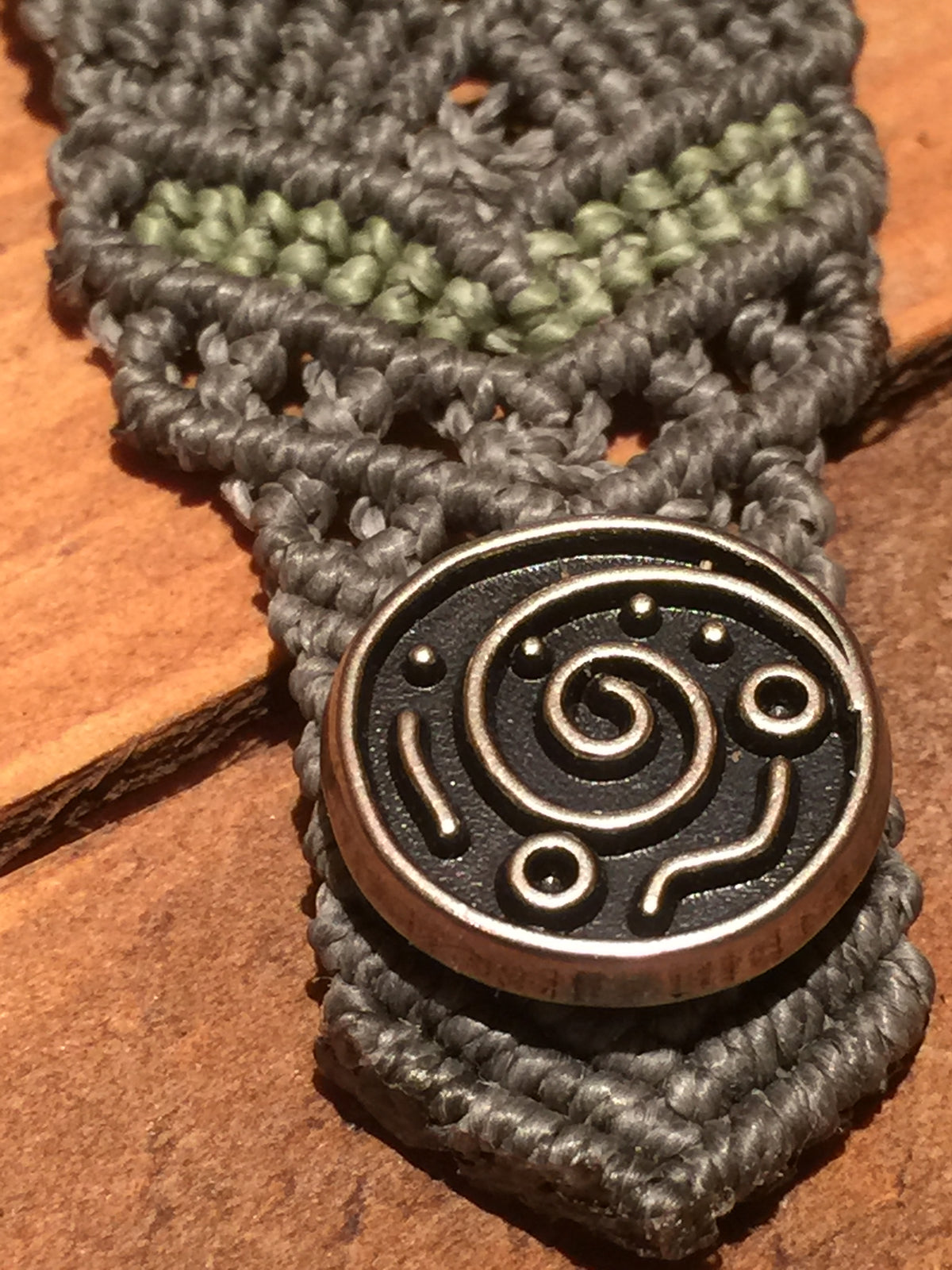 Handgemaakte Armband van Macramé cord met ingelegd Chloromelaniet