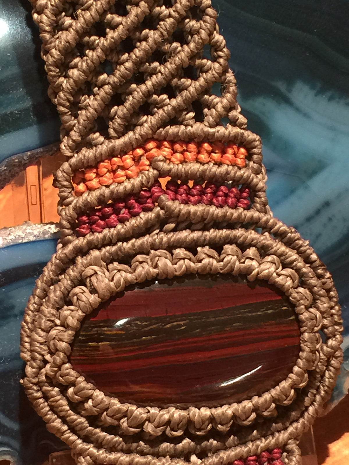 Handgemaakte Armband van Macramé cord met ingelegd TijgerIjzer