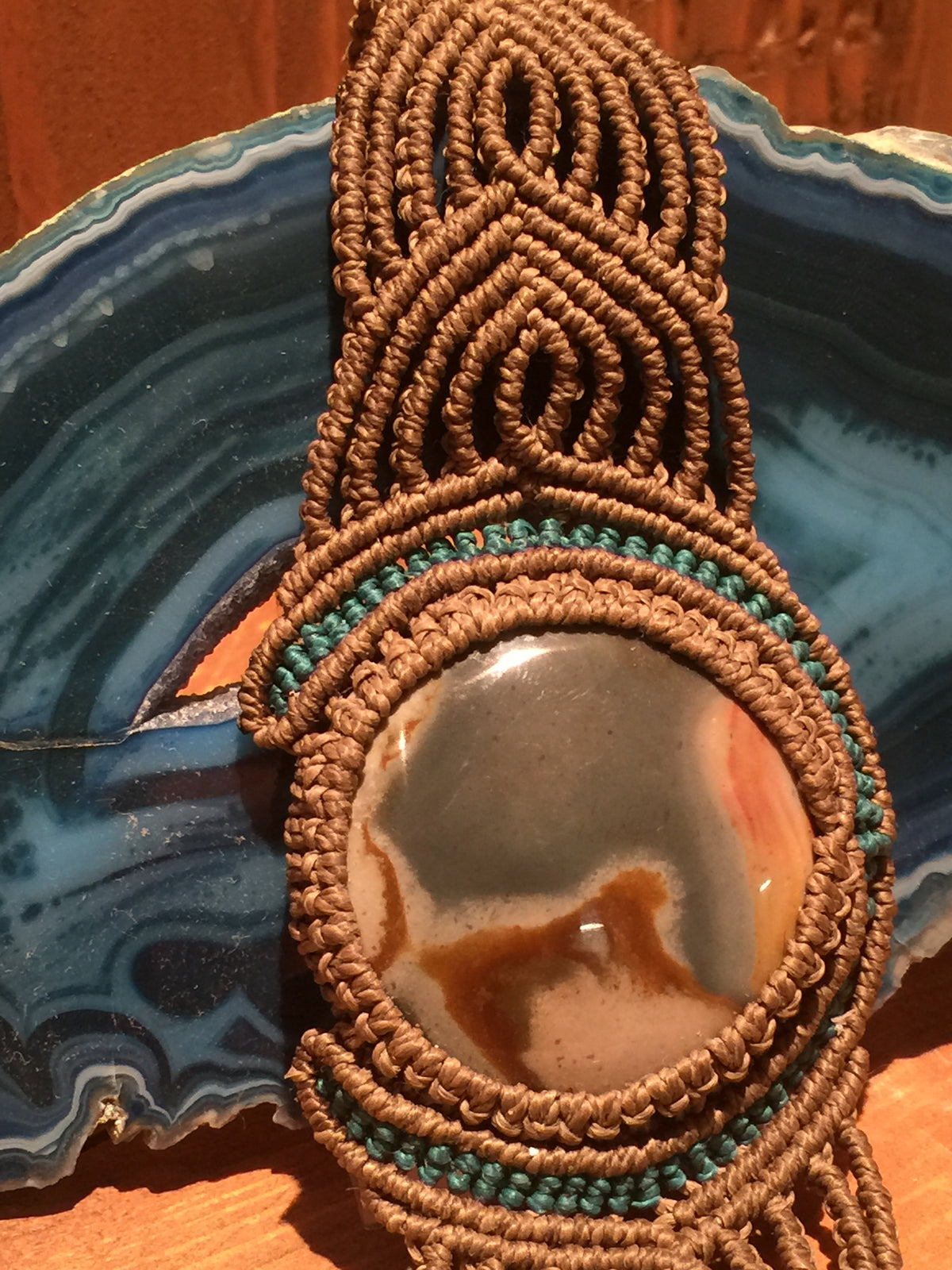 Handgemaakte Armband van Macramé cord met ingelegd Polychromo Jaspis