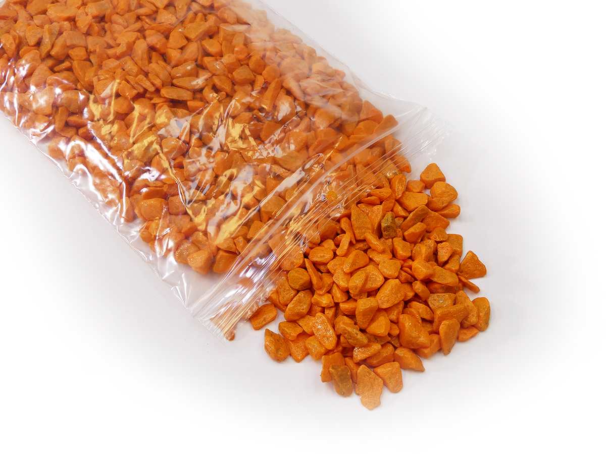 Oranje granulaat steentjes 9-13 mm als bodembedekking voor bloempotten en tuindecoratie
