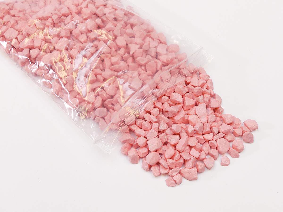 Roze granulaat steentjes 9-13 mm als bodembedekking voor bloempotten en tuindecoratie