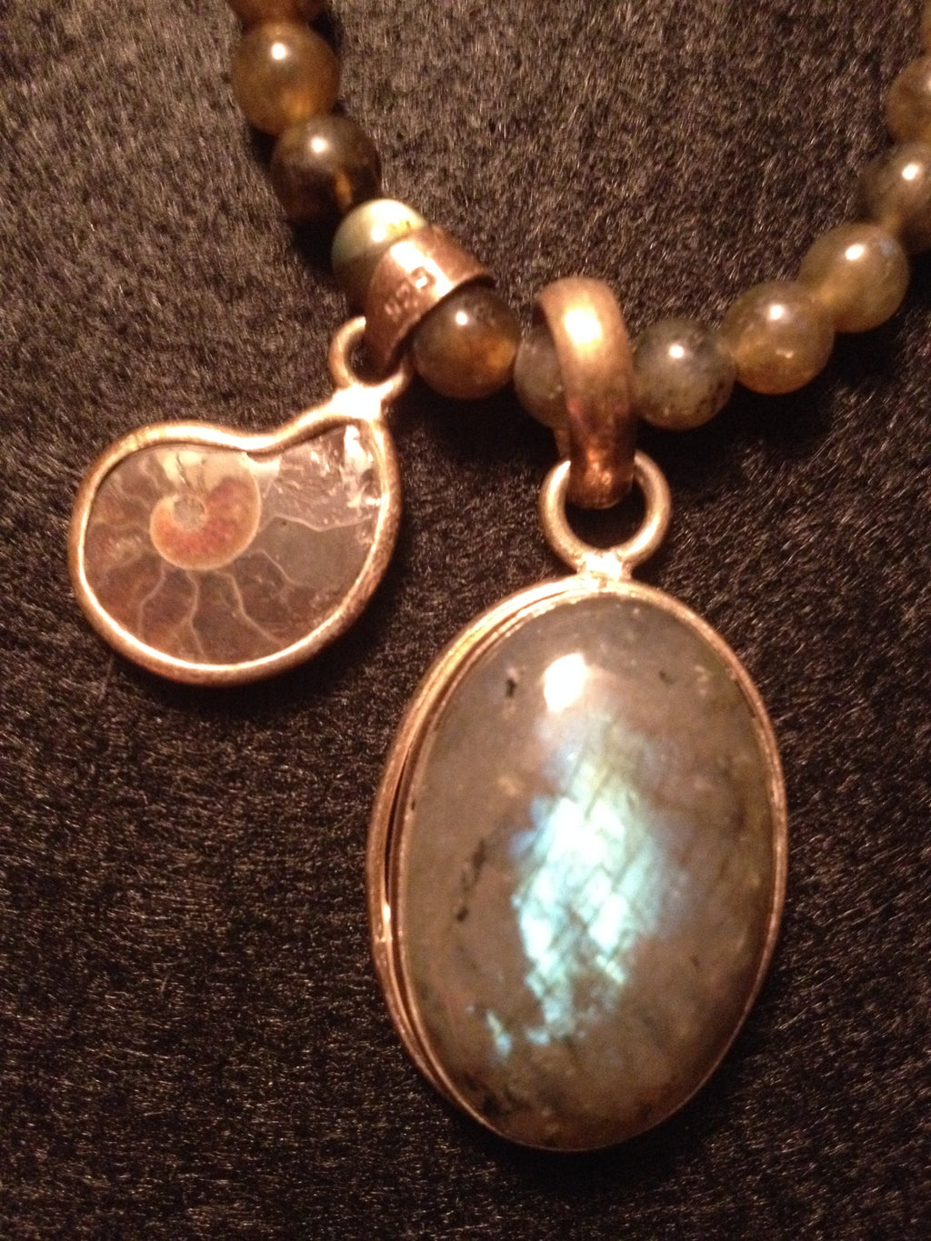 Labradoriet hanger met fossiel aan Labradoriet ketting (Handgemaakt)