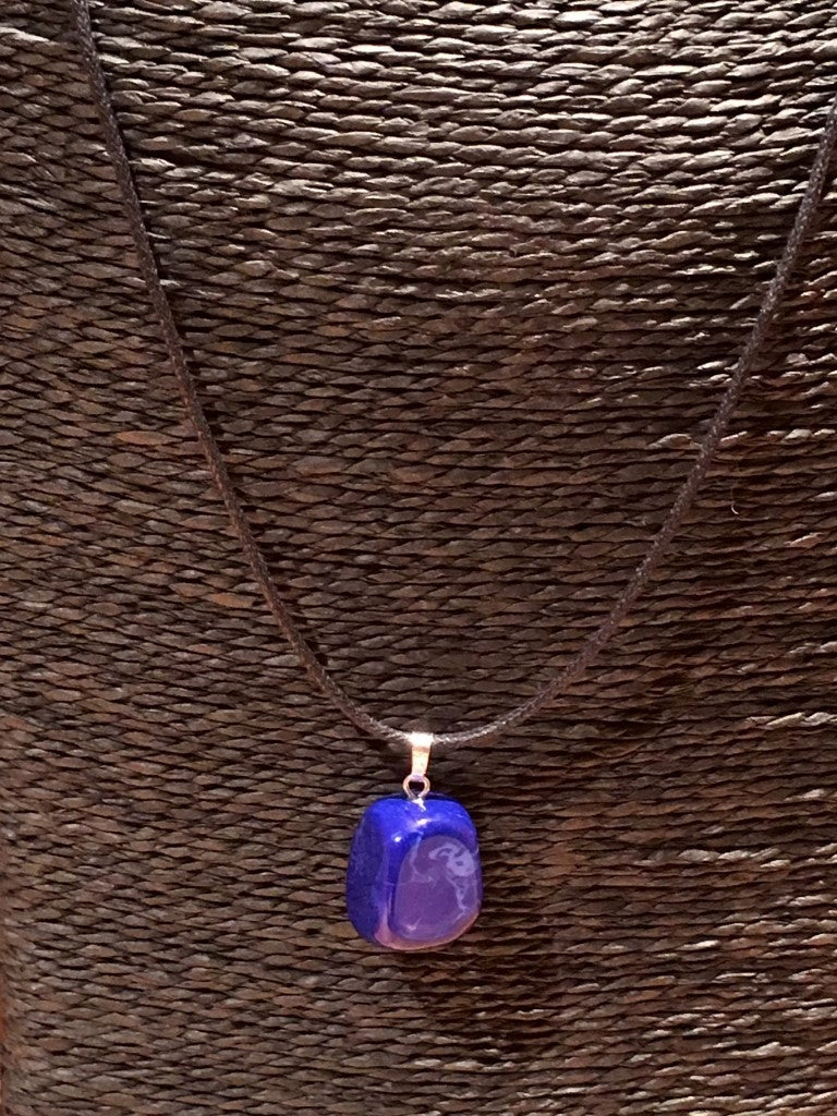 Blauwe Howliet Hanger aan Koord - Halssieraad Blauw - c.a. 1,5x1cm