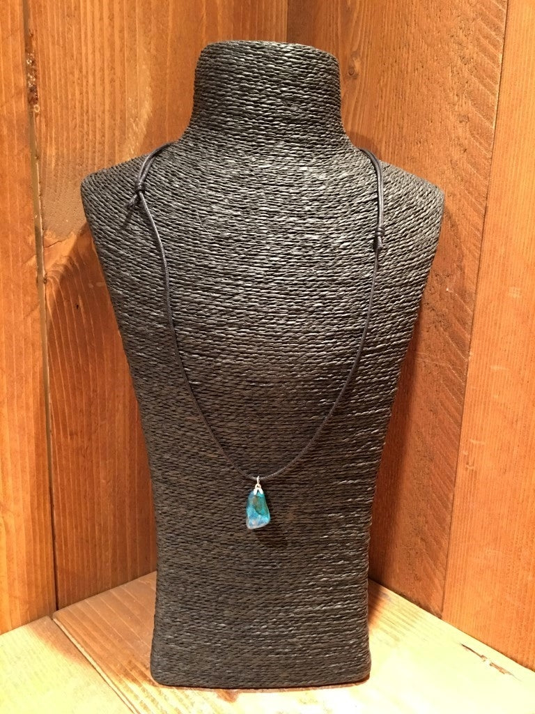 Ajoiet Hanger Klein aan Koord - Halssieraad Groen Blauw - c.a. 2x1cm