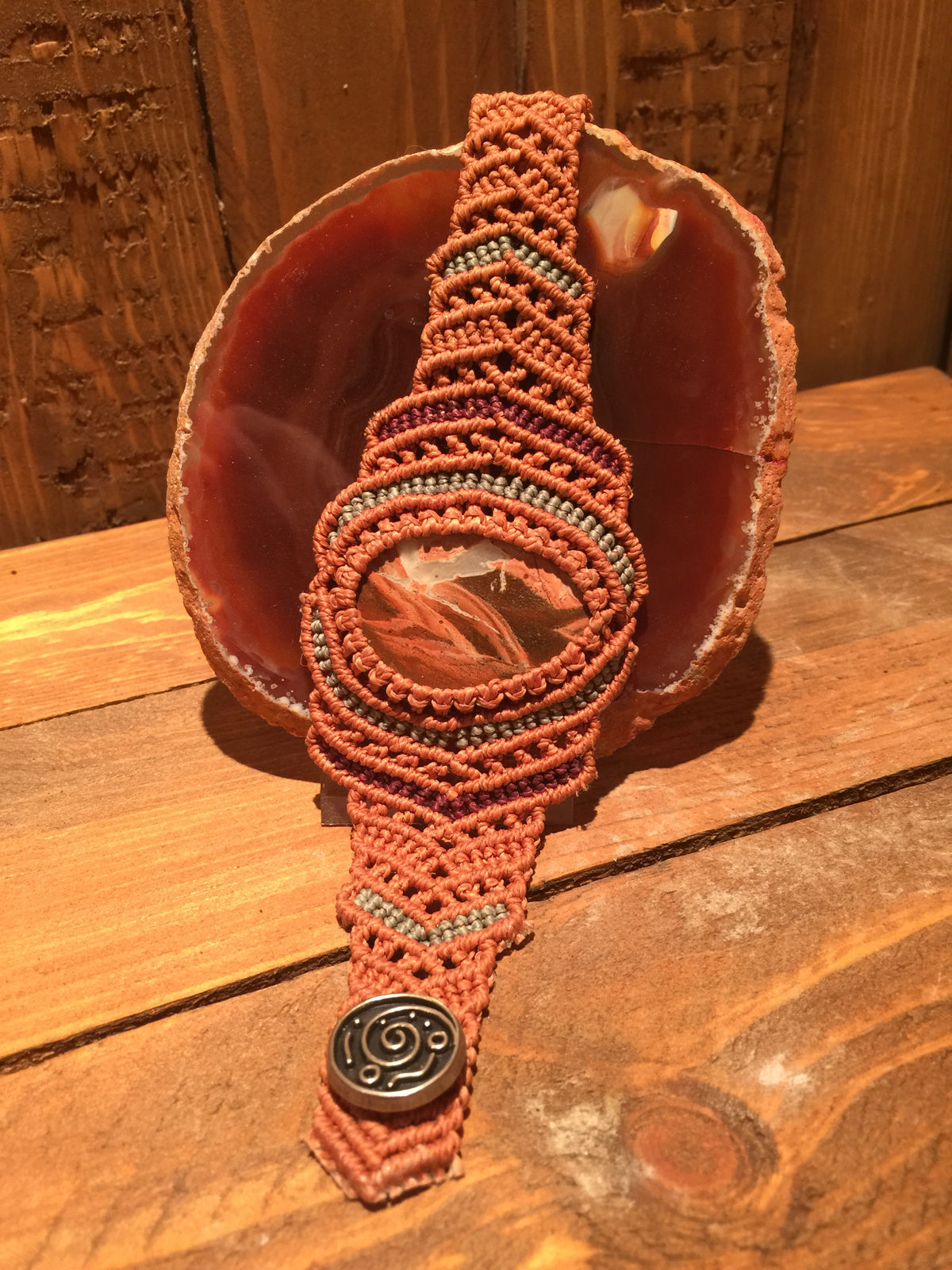 Handgemaakte Armband van Macramé cord met ingelegd Jaspis Brecci