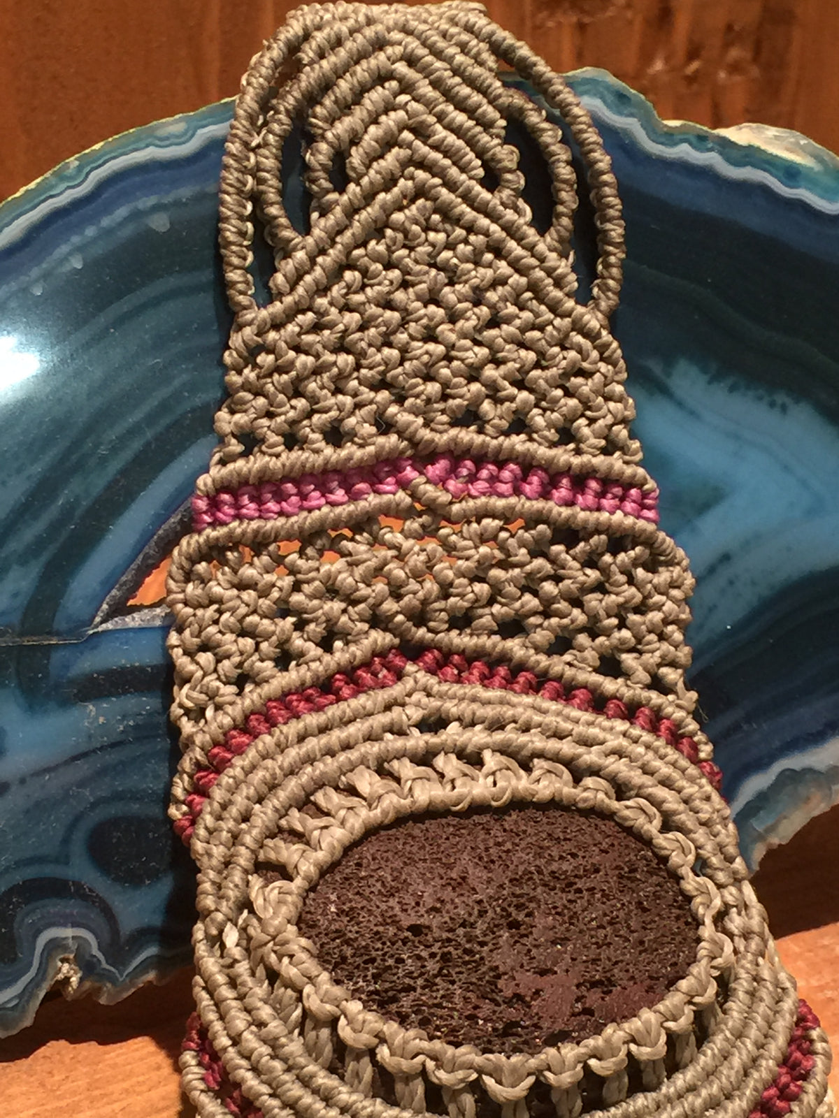 Handgemaakte Armband van Macramé cord met ingelegd Lavasteen
