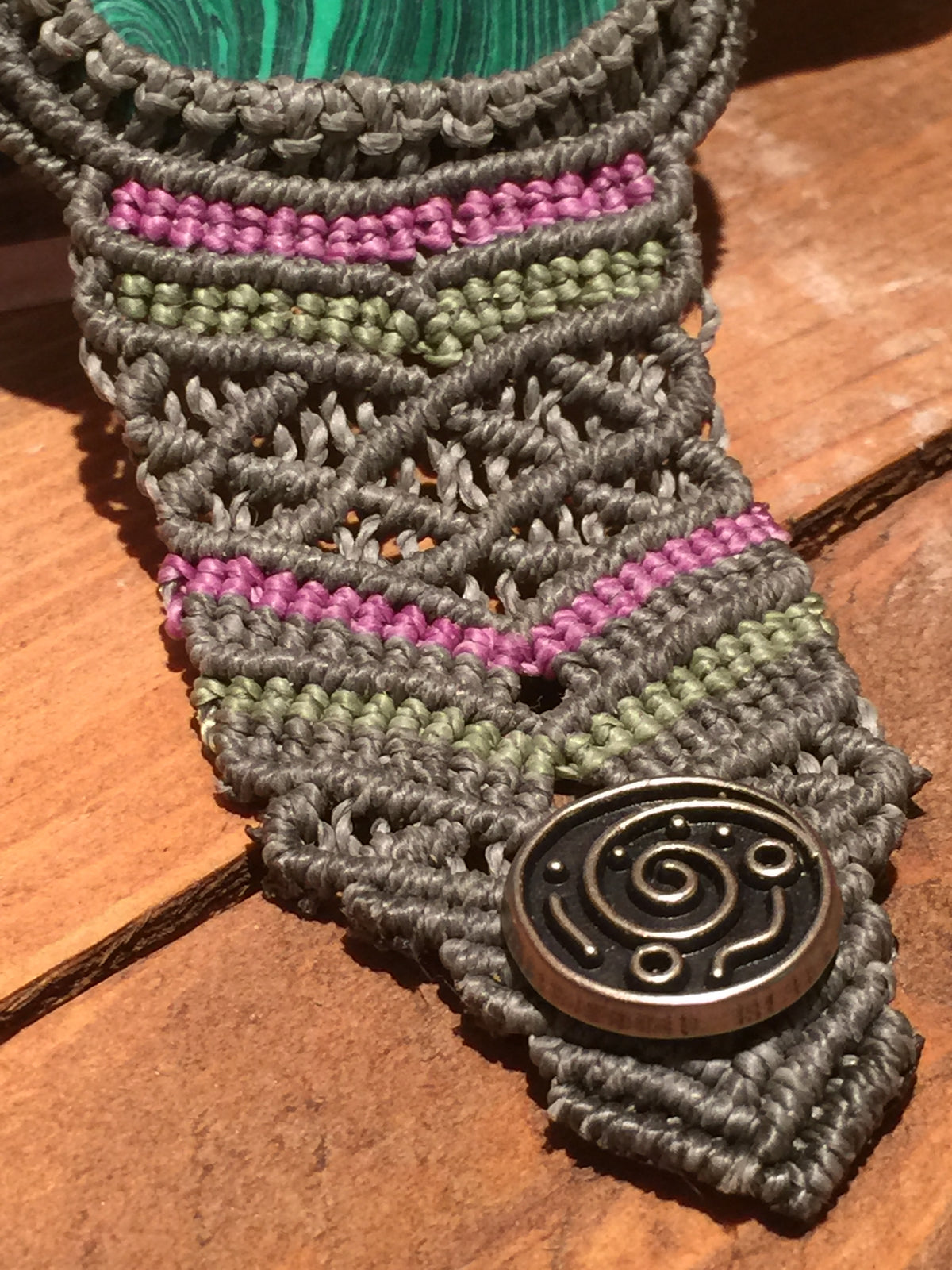 Handgemaakte Armband van Macramé cord met ingelegd Malachiet
