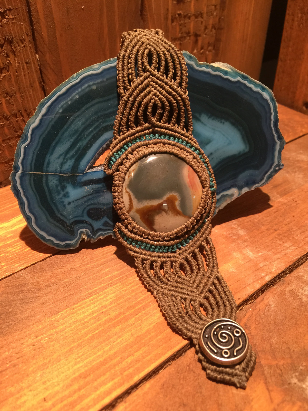Handgemaakte Armband van Macramé cord met ingelegd Polychromo Jaspis