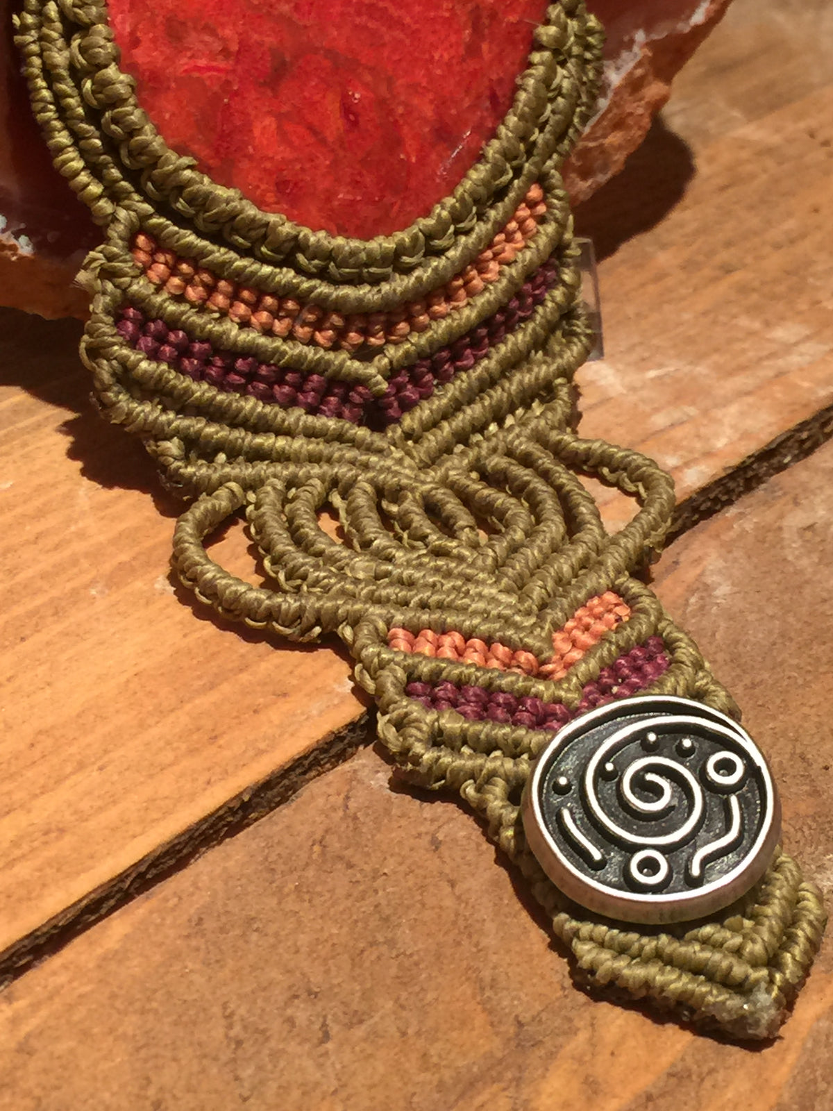 Handgemaakte Armband van Macramé cord met ingelegd Bloedkoraal