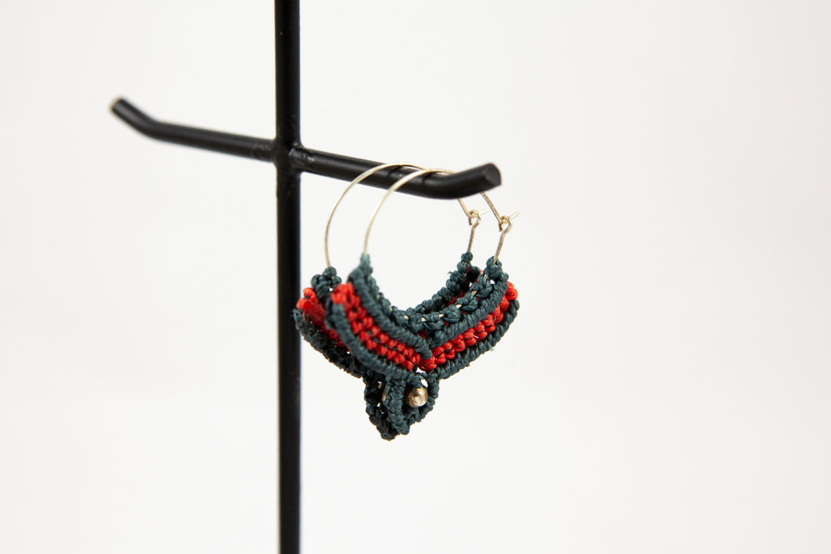 Macramé Oorringen - Grijs / Rood - Handgemaakt van duurzaam Waxed Polyester - Model 12