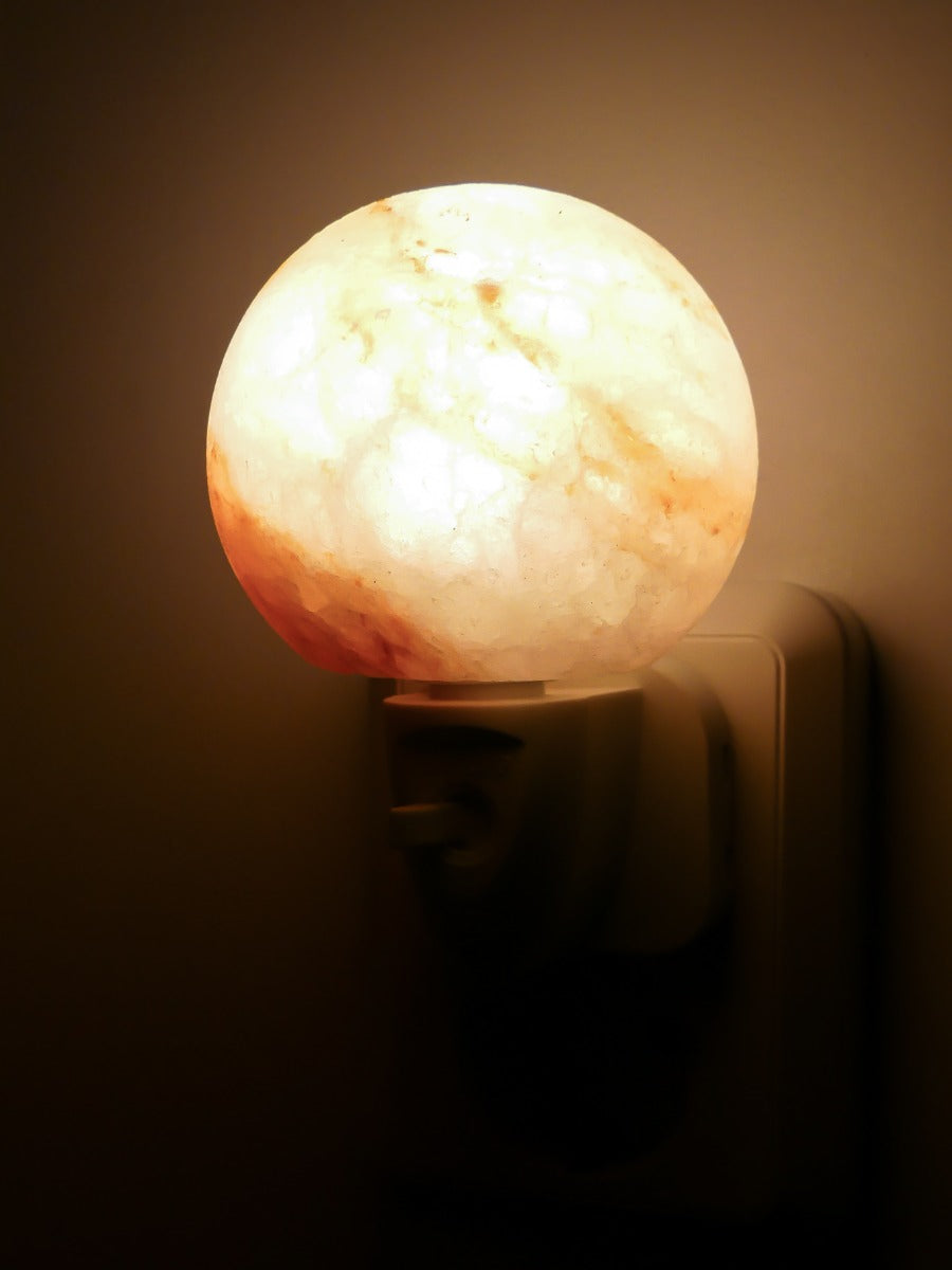 Zoutlamp BOL - Nachtlampje met Aan / Uit Schakelaar en Ledlampje - Kinderkamer - Hal - Slaapkamer - Himalayazout - Energie zuinig!