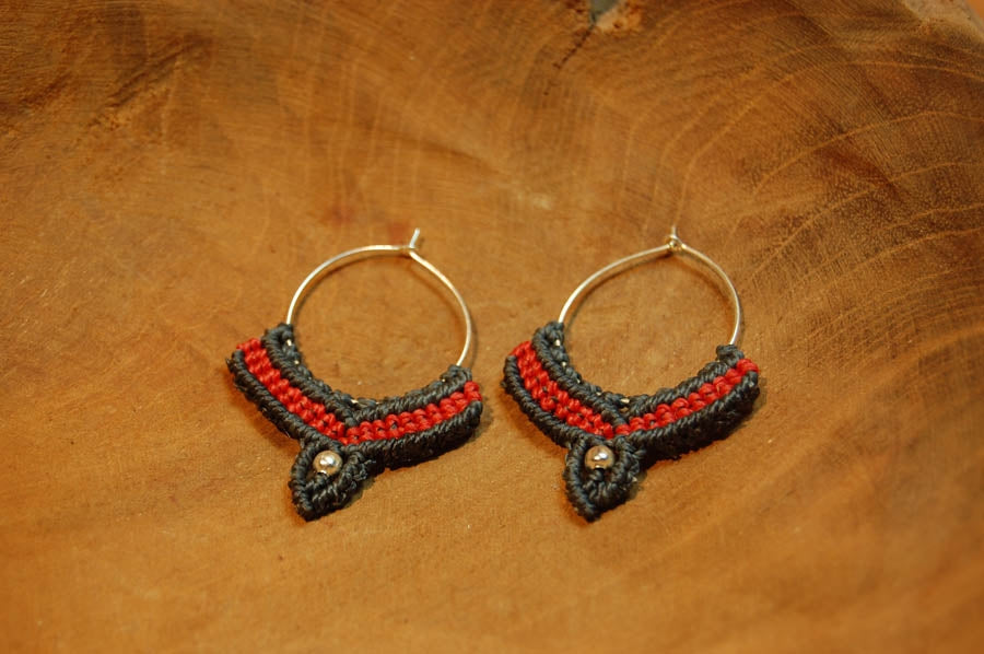 Macramé Oorringen - Grijs / Rood - Handgemaakt van duurzaam Waxed Polyester - Model 12