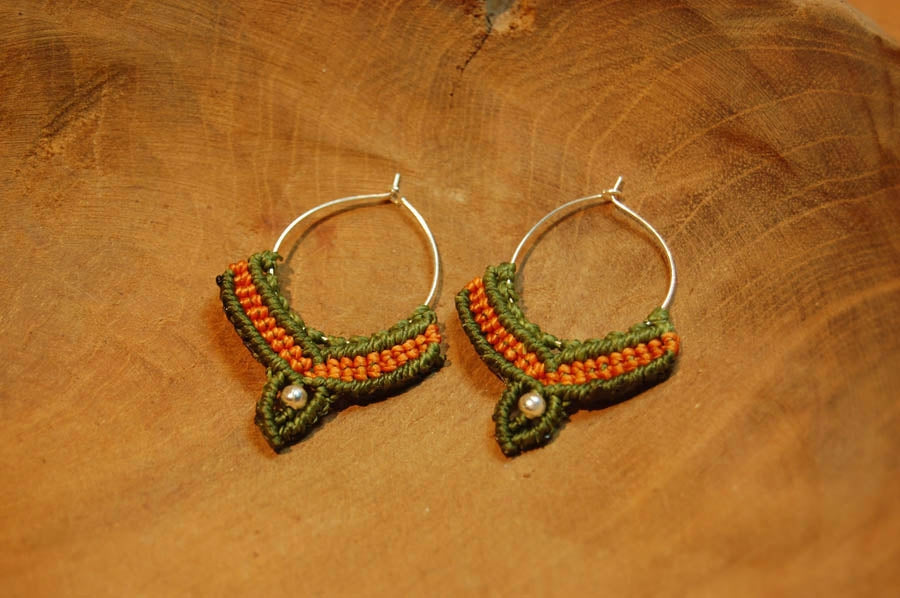 Macramé Oorringen - Olijf Groen / Oranje - Handgemaakt van duurzaam Waxed Polyester - Model 19