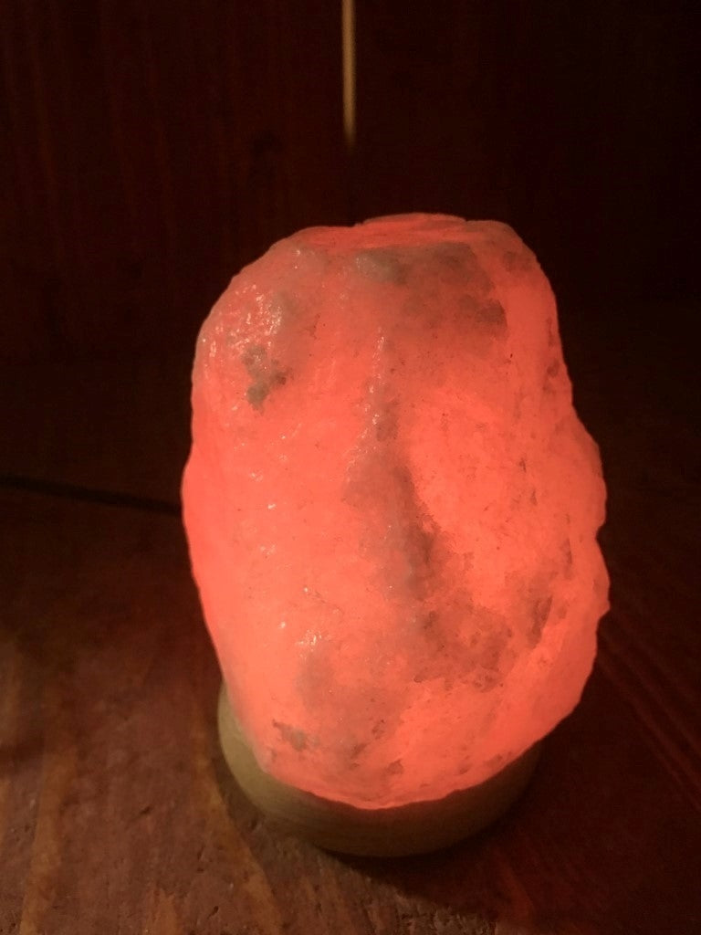 Zoutlamp Rots / Ruw - USB / Wisselt van Kleur - Himalayazout - c.a. 650gr 12x7x6cm